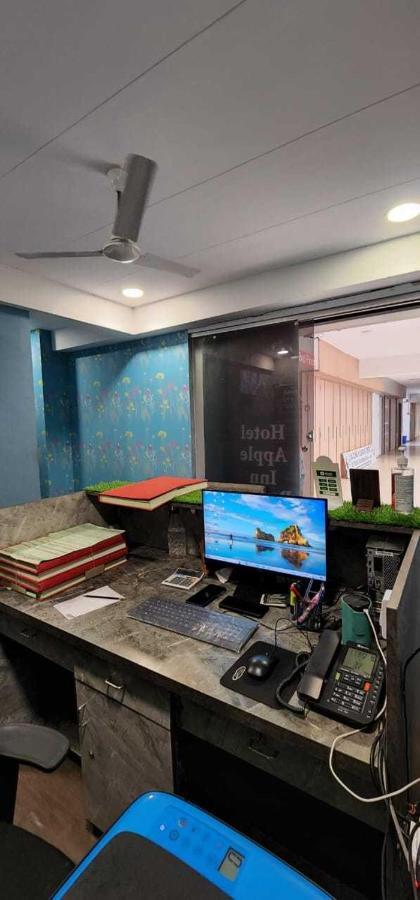 Oyo Hotel Apple Inn Surat Eksteriør bilde