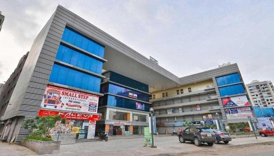 Oyo Hotel Apple Inn Surat Eksteriør bilde